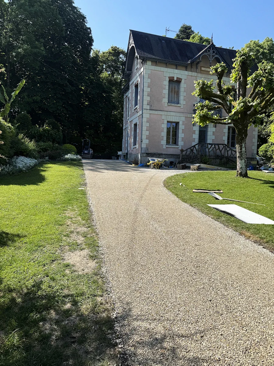 Allée en gravier stabilisé menant au perron d'une maison de maître