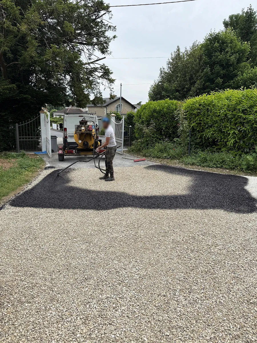 Cour en gravier dont le pourtour vient d'être encollé, avant l'apport de gravier
