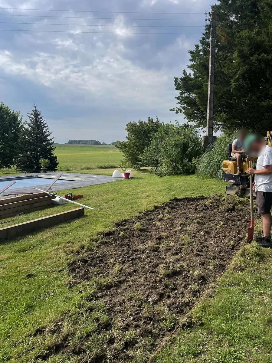 Emprise du terrain de boules décaissée à la mini-pelle et tracée au cordeau, le long d'une piscine