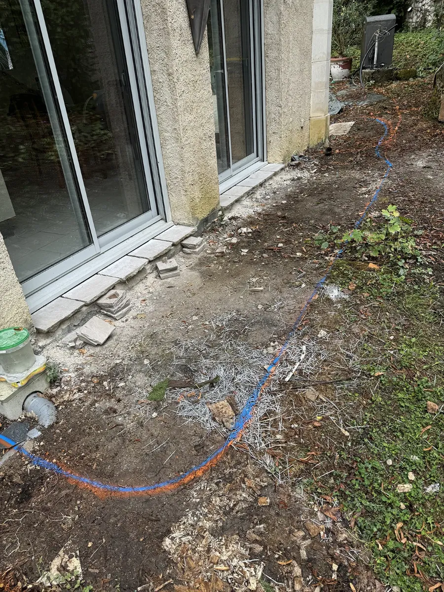 Emprise d'une ancienne terrasse déposée, tracé de la nouvelle marqué à la bombe sur le sol
